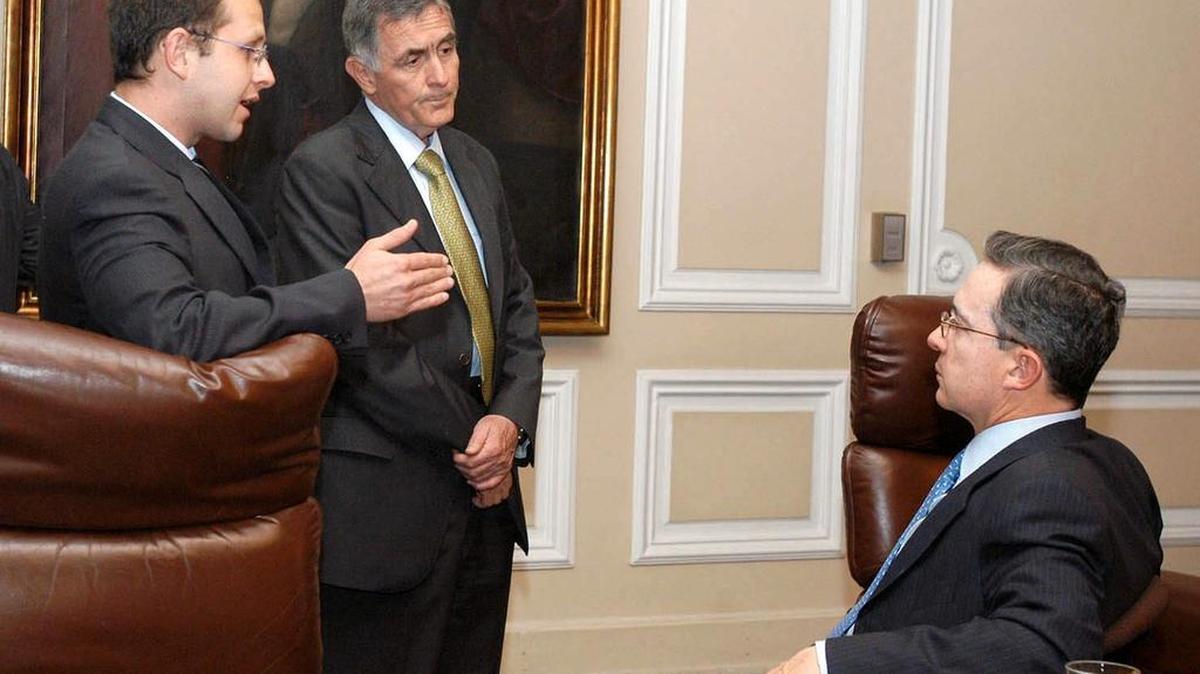 El presidente Alvaro Uribe (der. sentado) conversa con Andrés Felipe Arias (izq.), durante una reunión del Consejo de Ministros en Bogotá, Colombia. Foto de archivo.