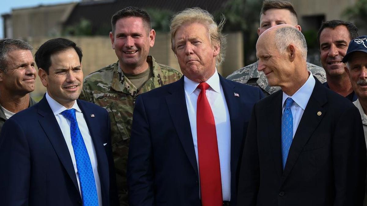 El presidente Donald Trump con los senadores federales floridanos Marco Rubio (izq) y Rick Scott, en un recorrido por la Base Tyndall de la Fuerza Aérea, afectada por un huracán, en una imagen del 8 de mayo de 2019.
