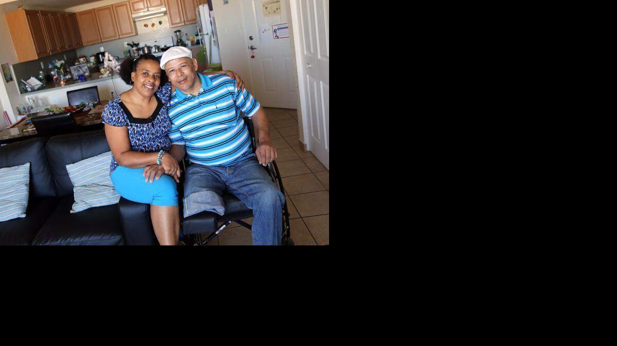 
Maricela Castillo y Ángel Rodríguez se conocieron en un refugio de desamparados, y hoy en día viven juntos y se cuidan uno al otro.


