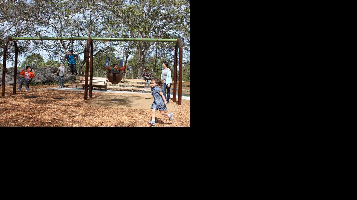 
Los niños se mecen en los remodelados columpios de la “Isla de juegos de Tom Sawyer” en el Parque Amelia Earhart de Hialeah, el sábado. 


