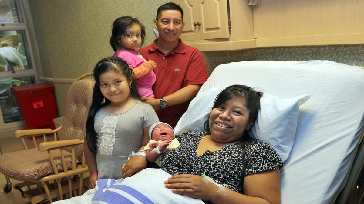 Juan González y Dolores González (de Guatemala) posan con sus hijos Daisy y Lisbet (en brazos) y su bebé, Jesús Juan González, en el Jackson South Hospital.