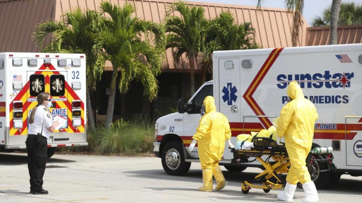 Rescatistas evacúan a ancianos de un asilo donde se produjeron muertes por coronavirus entre los residentes a mediados de abril en Seminole.