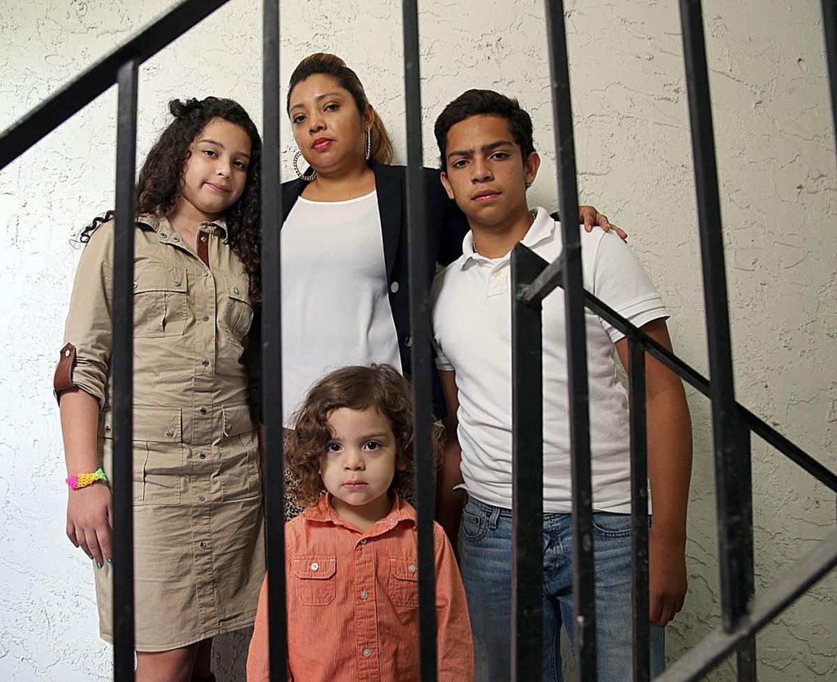 Karla Hernández (cent.) con sus hijos Karolay, Mariano (en primer plano) y Carlos Mario. Hernández esta preocupada porque su esposo, Mario Alcerro, está encarcelado por haber regresado a Estados Unidos luego de haber sido deportado a Honduras.