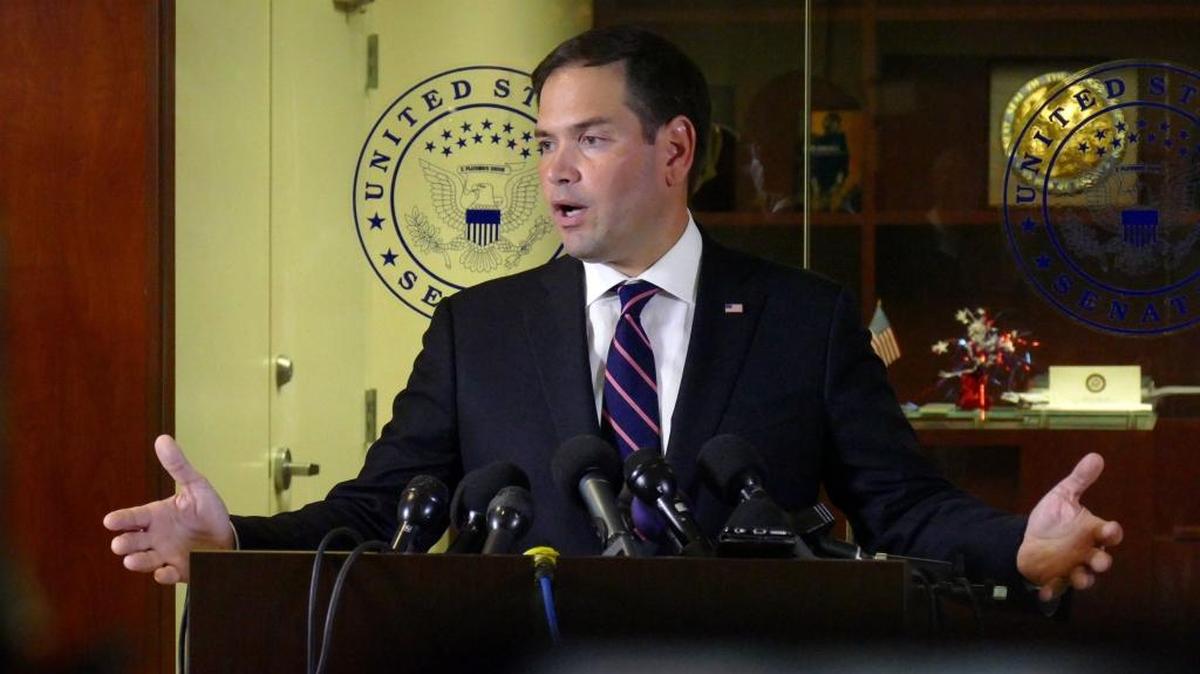 El senador Marco Rubio habla con periodistas en Doral la semana pasada, después del falta tiroteo en el que murieron cinco policías de Dallas.