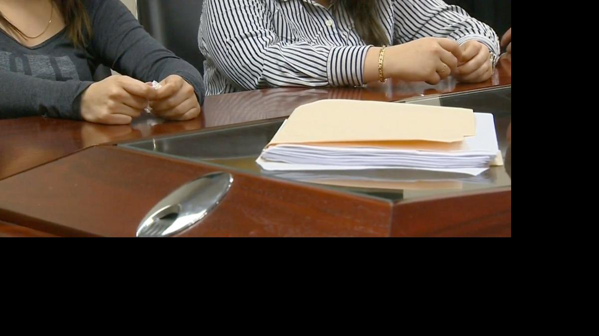 
La menor de edad y su pareja dijeron que fueron intervenidas por el oficial luego de que el vehículo en el que se desplazaban realizara una indebida vuelta en U.
