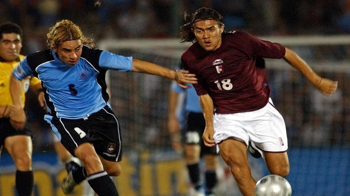 Juan Arango durante un partido contra Uruguay para clasificar a la Copa Mundial de Fútbol del 2006 el 31 de marzo de 2004.