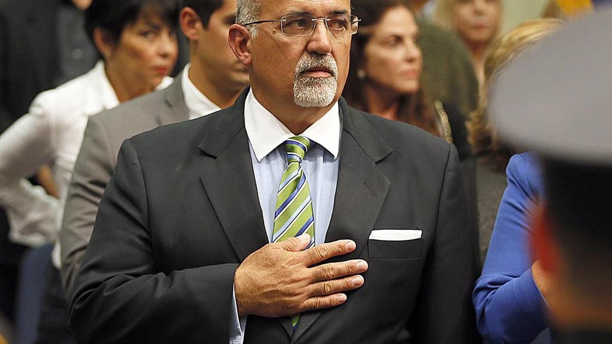 El comisionado Pete Cabrera, durante su juramentación al cargo, cree que violan sus derechos.