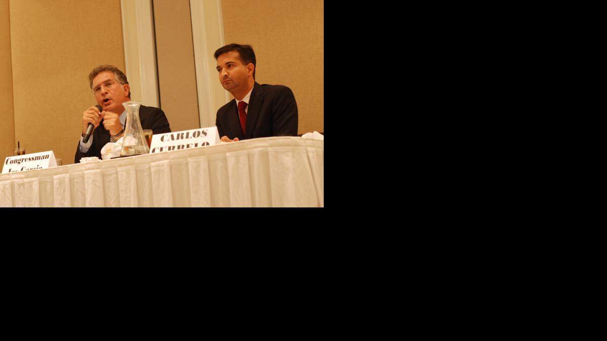 
El congresista demócrata Joe García (izq.) y su oponente Carlos Curbelo durante un debate realizado en Cayo Hueso.


