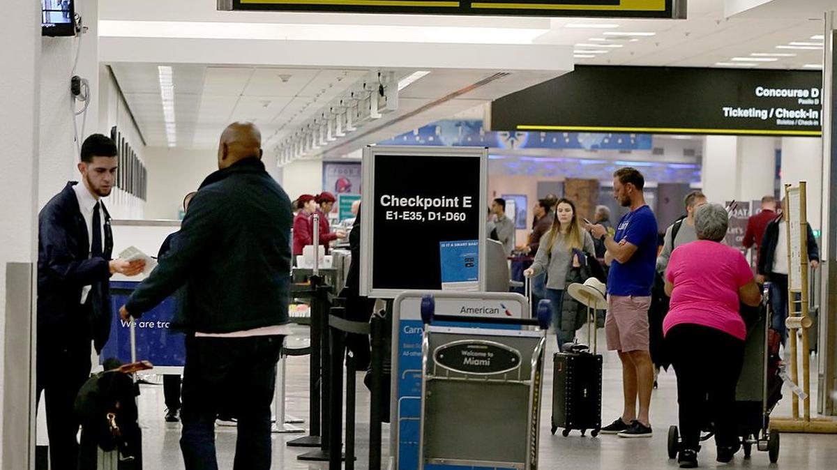 Las líneas de control de seguridad en el Aeropuerto de Miami pudieran verse congestionadas por la parálisis del gobierno federal.
