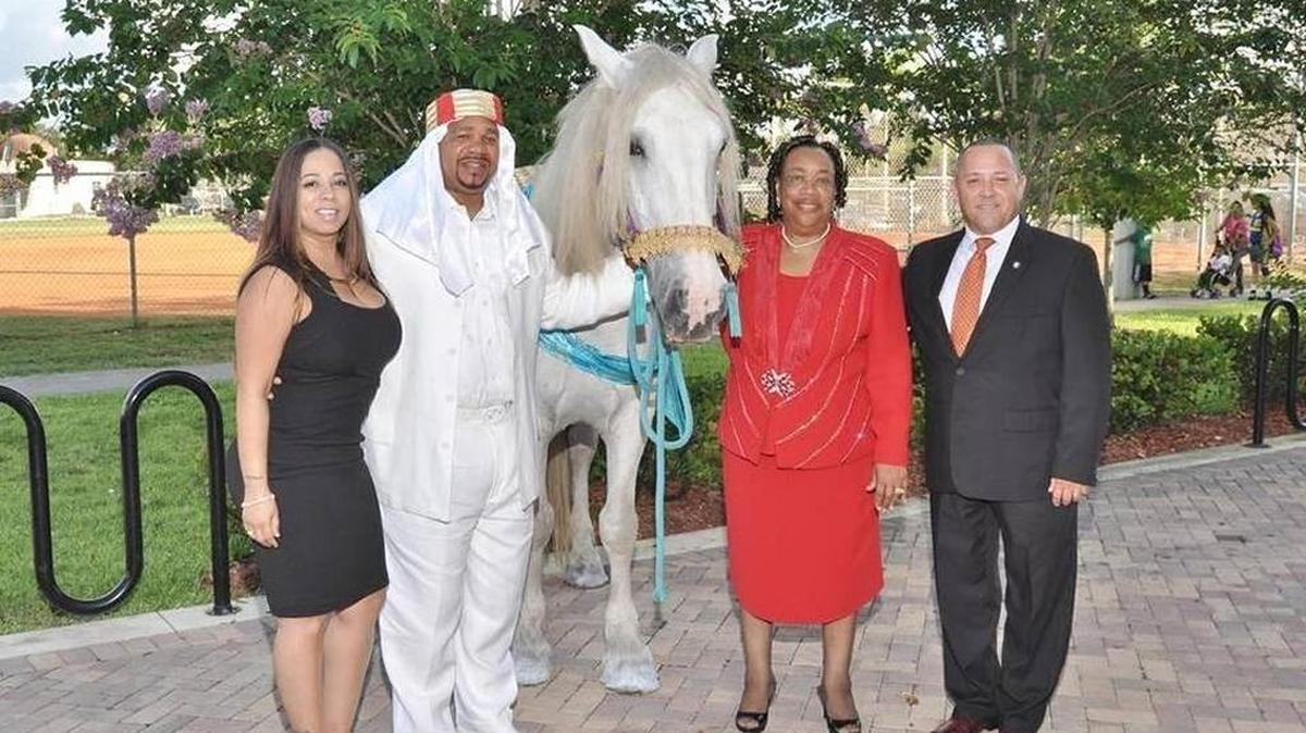 El caballo alquilado para un fiesta aniversaria de la ciudad Posan a su lado el ex comisionado Terence Pinder (2 der.), la alcaldesa Myra Taylor (2 izq.) y el comisionado Luis Santiago.
