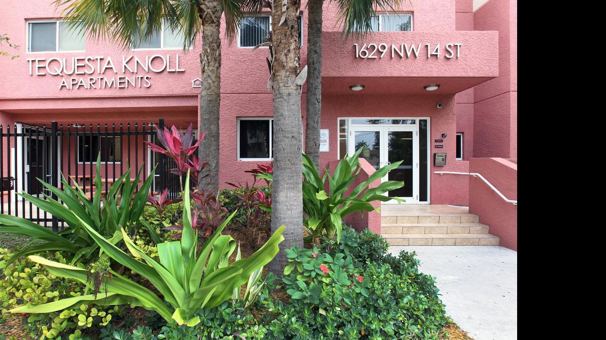 
Fachada del edificio localizado en la 1629 NW 13th Street, Apt. 501, adonde vivia Miguel Morán Díaz, residente de la ciudad de Miami quien fue arrestado, luego que agentes federales descubrieron que simpatizaba con el grupo terroriosta Estado Islamico o ISIS. Morán Díaz le dijo a un informante del FBI que podria utilizar un rifle como francotirador para disparar contra personas y asi causar caos y panico en la ciudad.
