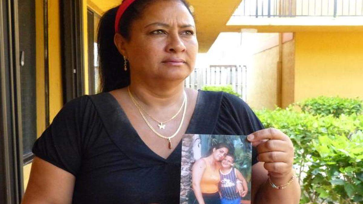 
Olga Lidia Guerra muestra una foto de Belkis Díaz y William Buitrago, esposa e hijo de Guillermo Enrique Buitrago, uno de los balseros muertos identificados por el Servicio Guardacostas.
