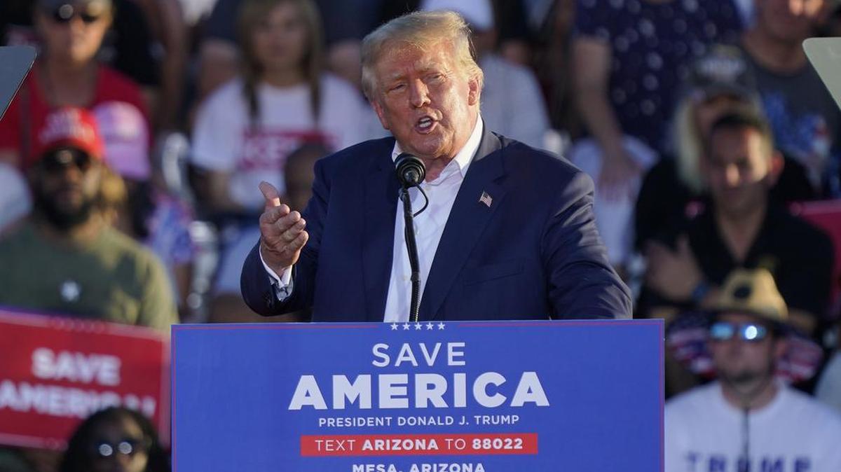 El ex presidente Donald Trump habla en un mitin en Mesa, Arizona, el 9 de octubre del 2022.
