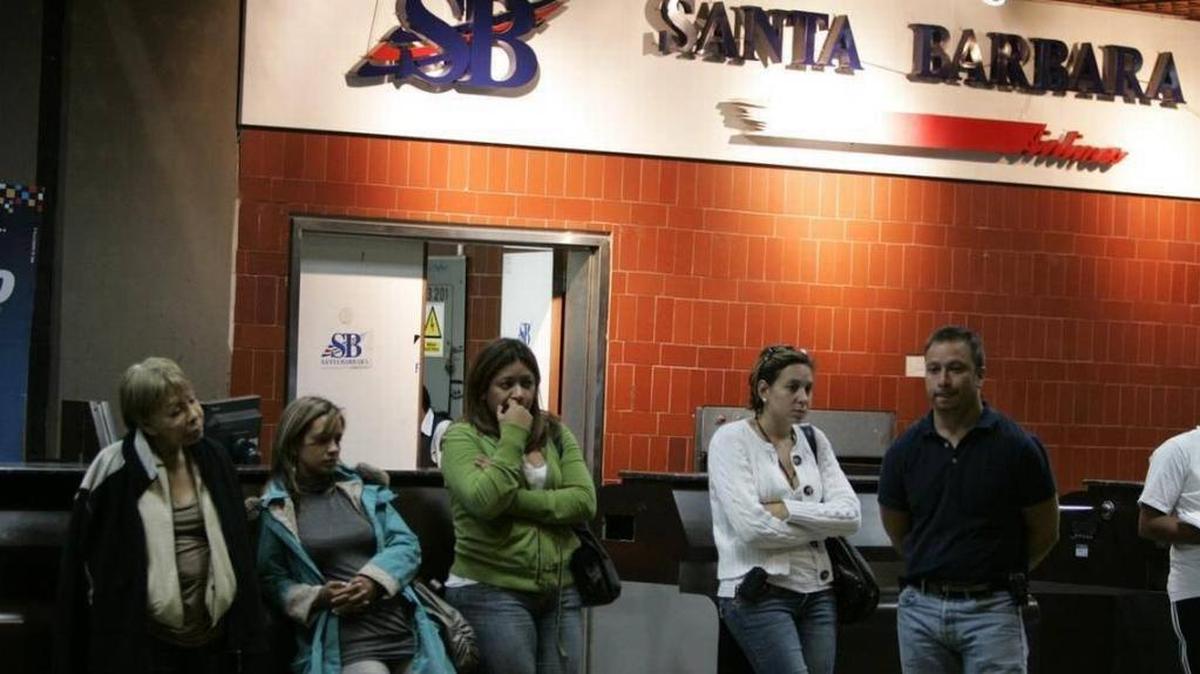 Fotografía de archivo de personas esperando en el mostrador de la aerolínea Santa Bárbara, en el aeropuerto de Maiquetía, Caracas, en febrero del 2008.
