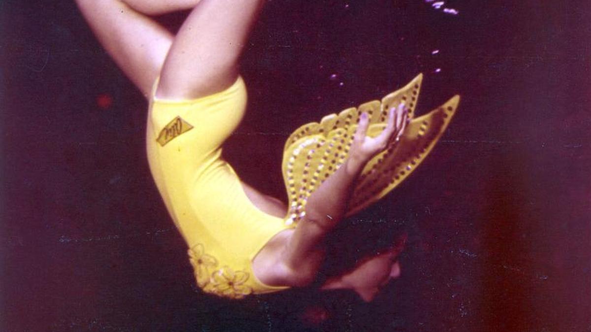 Fotografía cedida por el parque estatal Weeki Wachee Springs en Tampa, Florida (EEUU) donde aparece Vicki Smith durante un show en 1960.