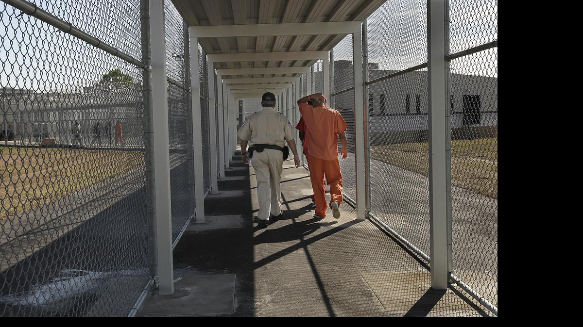 
Un guardia escolta a inmigrantes en el centro de detención de Krome, en Miami-Dade. Un informe de la Conferencia de Obispos Católicos exige el desmantelamiento de los centros de detención de inmigrantes y su sustitución por un sistema de libertad supervisada. 
