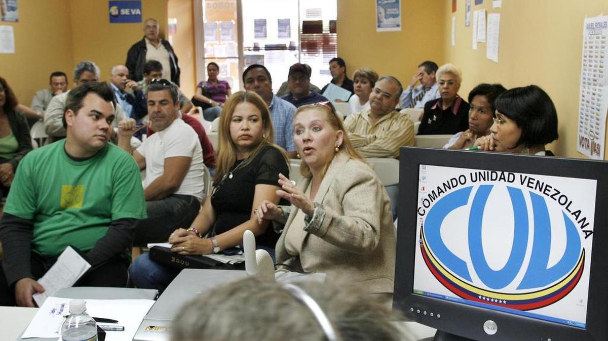 La ex activista venezolana Maylin Silva (der.) hablando en una reunión de la organización Comando Unidad Venezolana. La reunión tuvo lugar en Doral en el 2006.