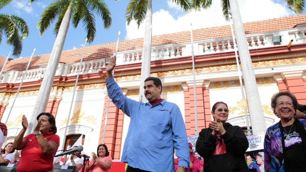 Fotografia cedida por prensa de Miraflores del presidente de Venezuela, Nicolás Maduro (c), mientras participa en un acto de Gobierno hoy, martes 24 de mayo de 2016, en Caracas (Venezuela).
