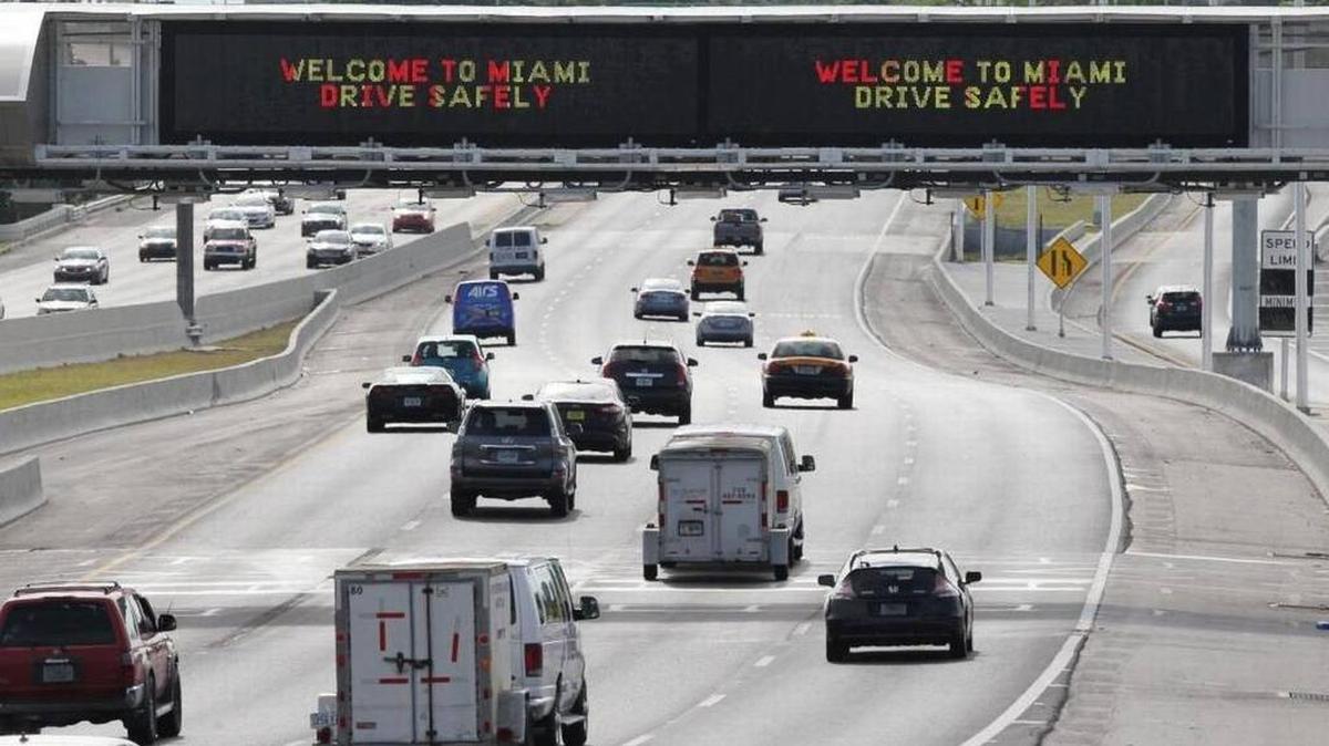 Uno de los peajes de cobro electrónico sobre la autopista 836 cerca del downtown de Miami.