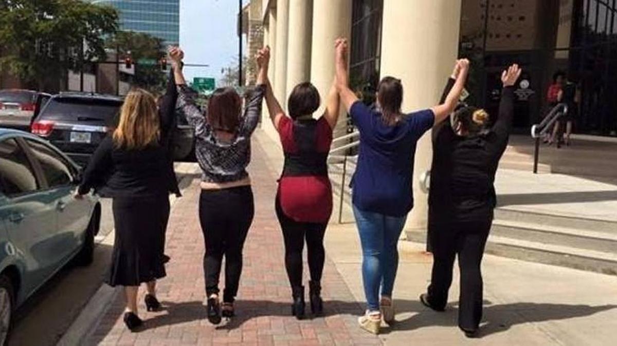 Un grupo de chicas sobrevivientes del tráfico sexual celebran su transición a una vida fuera de las calles gracias a la ayuda de Selah Freedom.