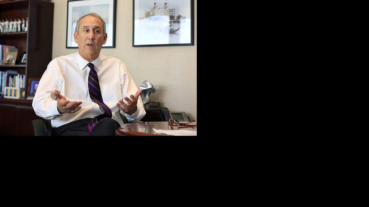 
El presidente del Consejo de enseñanza hospitalaria de Florida, Steven D. Sonenreich, habla sobre el pedido de los hospitales escuela del estado.


