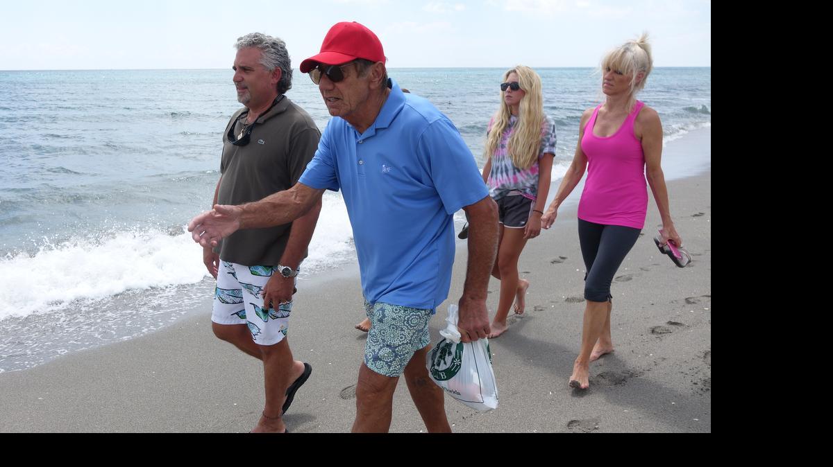 
Uno de los que participó en la caminata por la playa el lunes fue Joe Namath (al centro en la foto), miembro del Salón de la Fama de la NFL, vecino y amigo de las dos familias.

