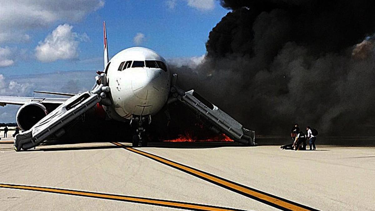 Pasajeros son evacuados del vuelo 405 de Dynamic Airways, que se incendió el jueves en el Aeropuerto Internacional de Fort Lauderdale, al norte de Miami. El vuelo iba con destino a Caracas.