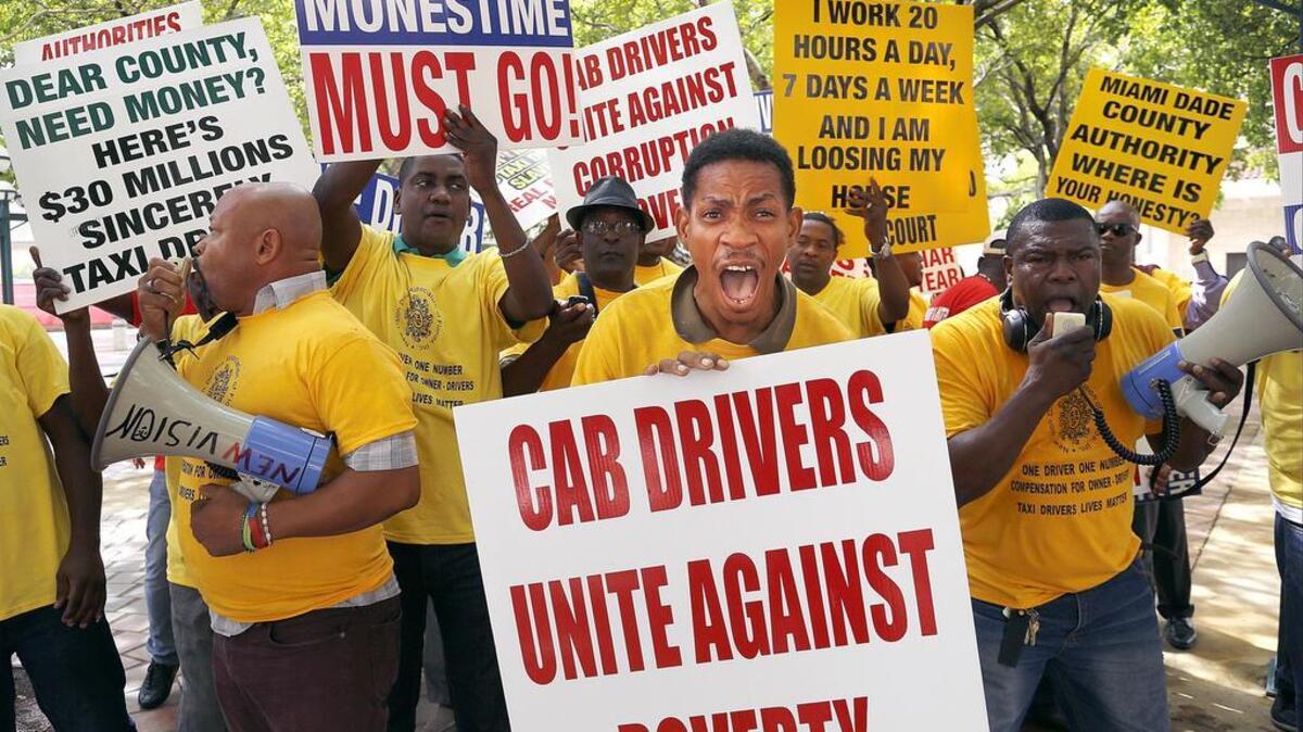 Más de 30 conductores de taxi realizaron el miércoles una ruidosa protesta para mostrar su descontento con la autorización condal a la operación de Uber en Miami.