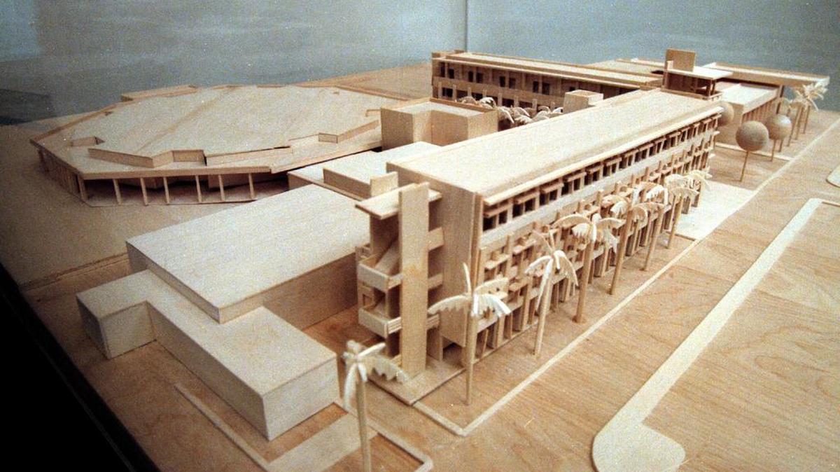 Maqueta del edificio de la Escuela de Comunicaciones, una estructura pintada totalmente de blanco en el recinto de Coral Gables de la Universidad de Miami