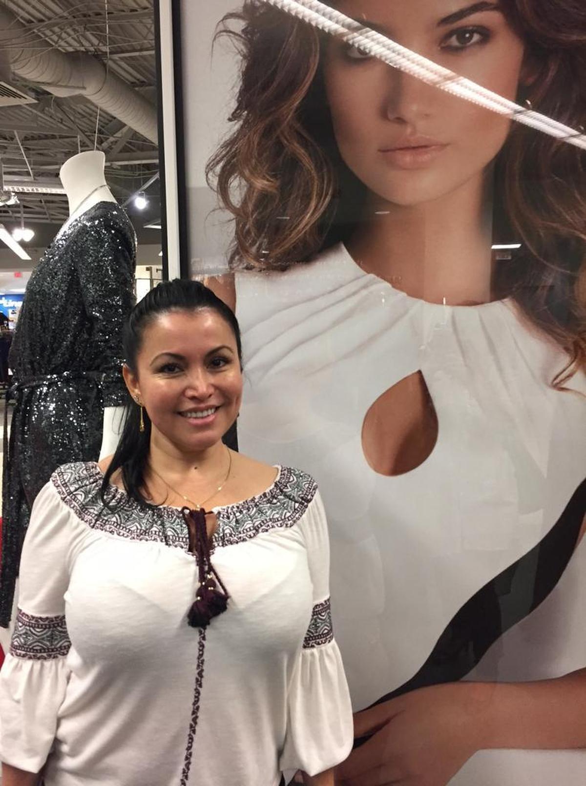 Carmen Díaz vino de Chicago a pasar las fiestas con su familia y andaba de compras con su madre en Macy’s, en el International Mall.