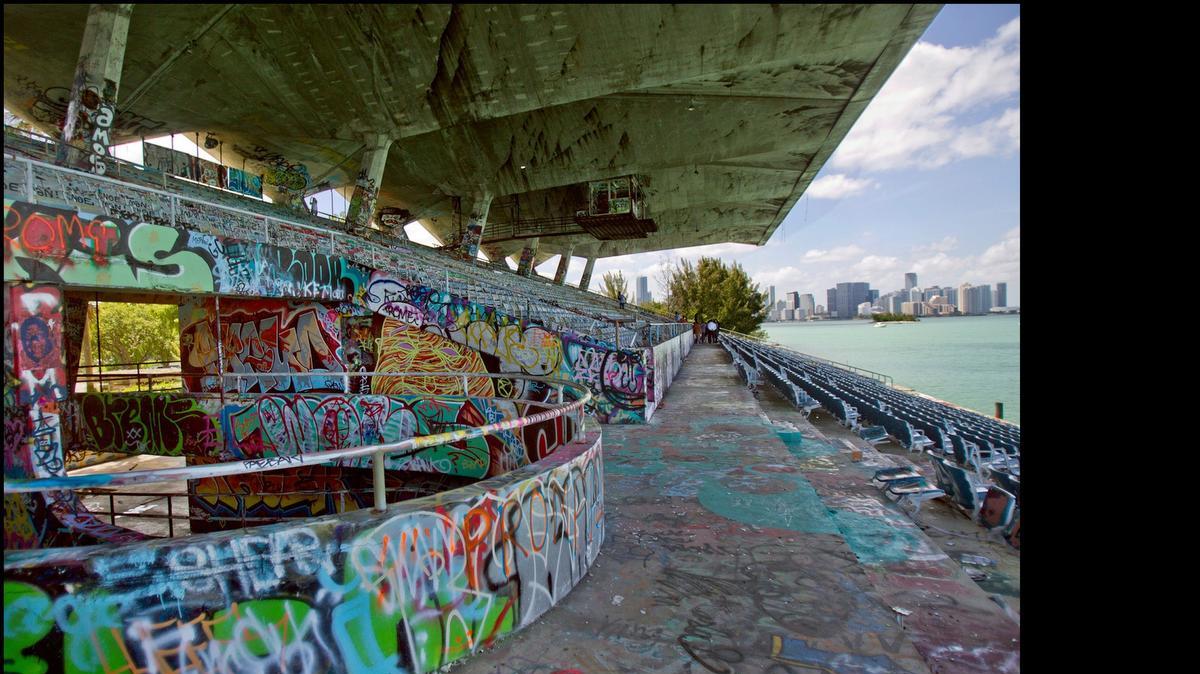 
El estadio, donde en otras épocas tuvieron lugar competencias de botes y espectáculos de rock, está lleno de graffitis ha estado cerrado desde que el Huracán Andrew devastó la zona en 1992.


