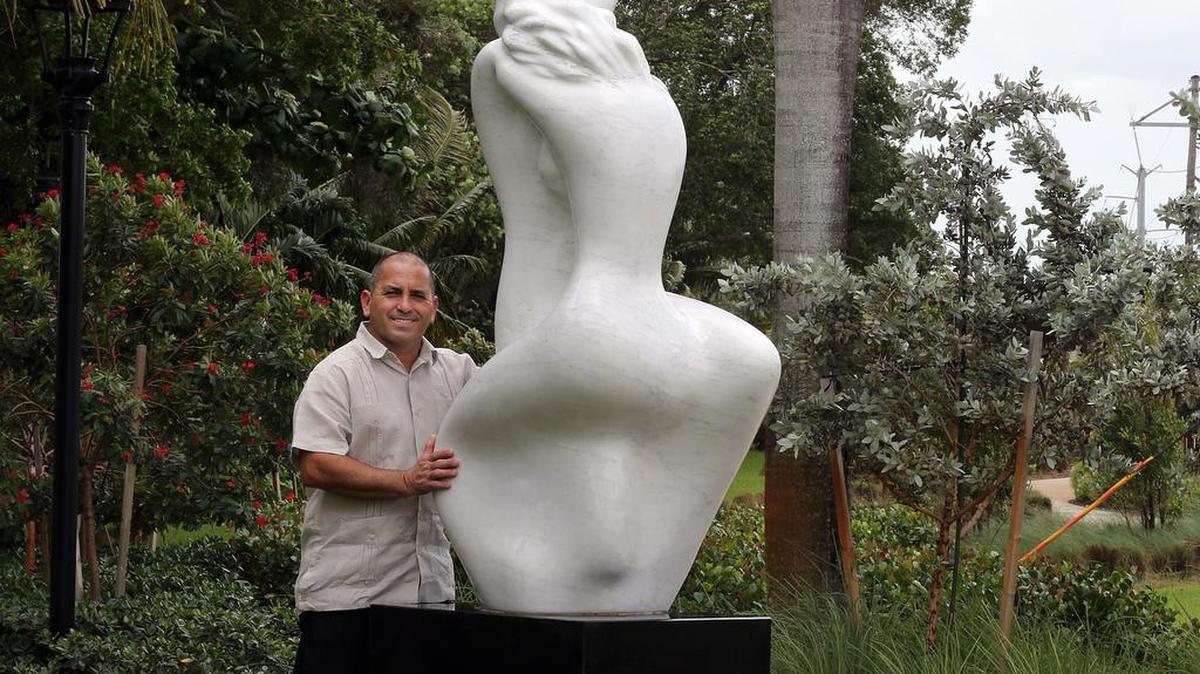 Roberto Pérez Crespo junto a su pieza ‘Reecuentro’ ubicada en Garden of the Arts Park en Hialeah.