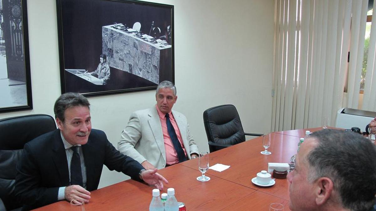El alcalde de Miami Beach, Philip Levine (de espaldas), conversa con Gustavo Machín (izq), funcionario de la cancillería cubana que fue expulsado de EEUU en el 2002 acusado de espionaje.