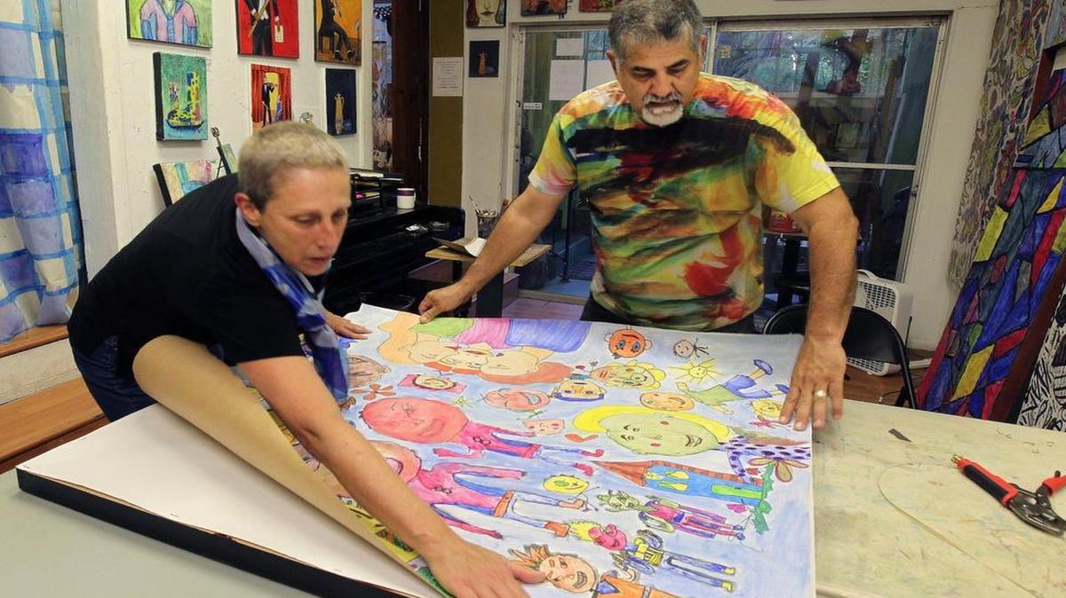 
Natalie Prieto y el artista plástico Carlos Franco, de Children’s Gallery Arts Center, montan la pieza ‘Alegría de color’, que se exhibirá este fin de semana en la galería. Las obras fueron realizadas por mujeres y niños víctimas de violencia doméstica.
