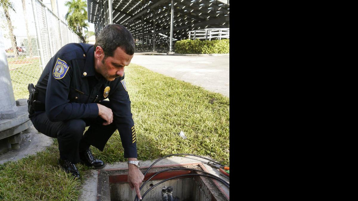 
Carl Zogby, de la Policía de Hialeah, muestra una de las cajas del complejo deportivo Milander Park que fue vandalizada, el pasado mes de noviembre del 2014.

