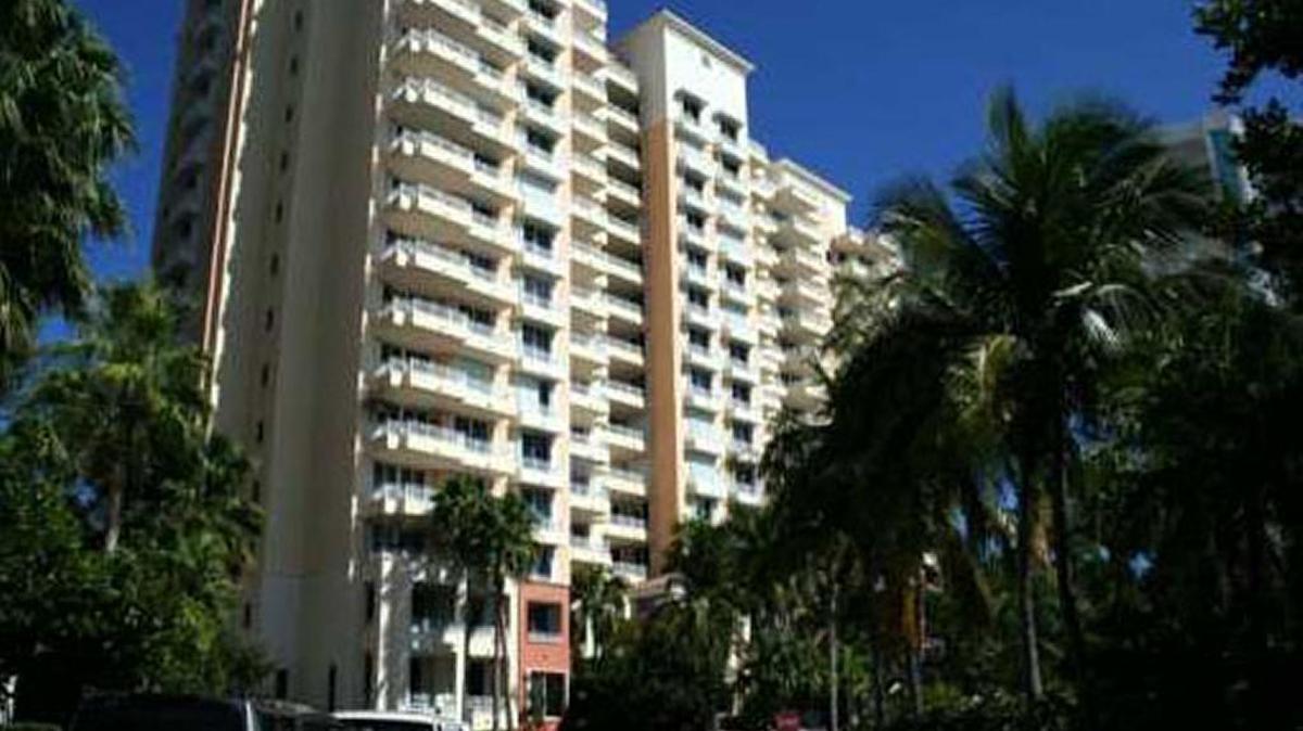 La primera dama de México, Angélica Rivera, pagó $1.7 millones por un condo de tres habitaciones en Ocean Club Tower One, en el 2005. Nueve años más tarde, el fundador de DecoBike, Ricardo Pierdant, pagó cerca de $30,000 en impuestos a la propiedad. No está claro el motivo.