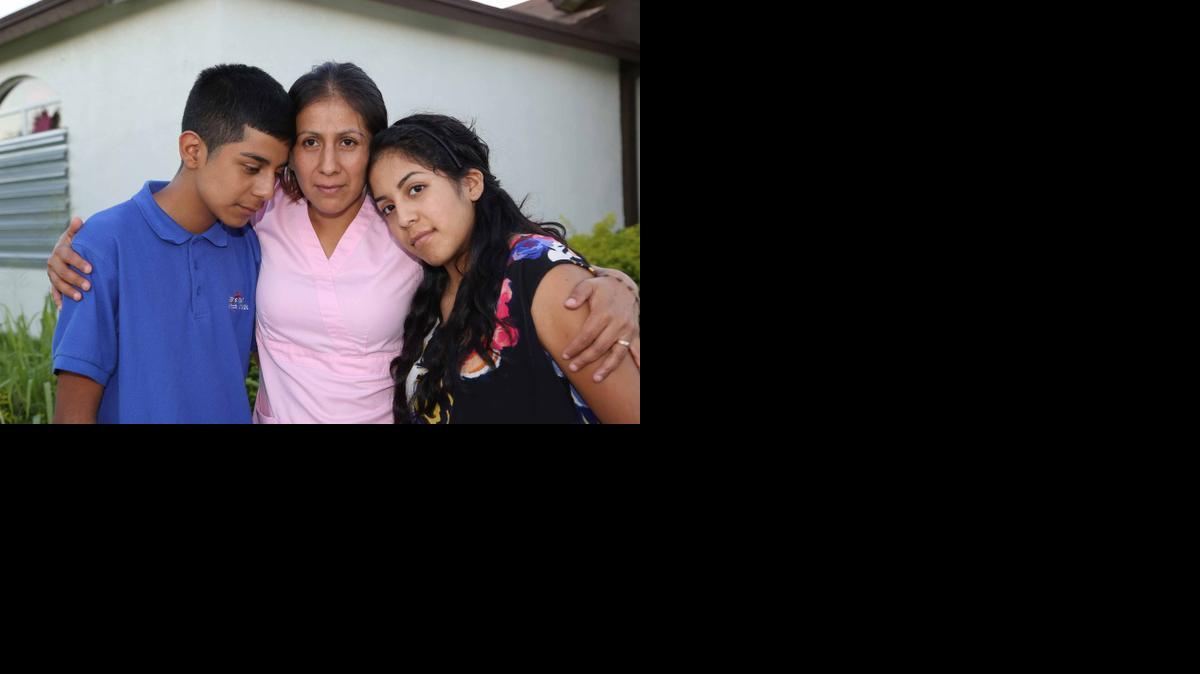 
Josefa Cid con sus hijos Julio Pérez, de 13 años, y Brenda Pérez, de 20, en su casa en Florida City el jueves.
