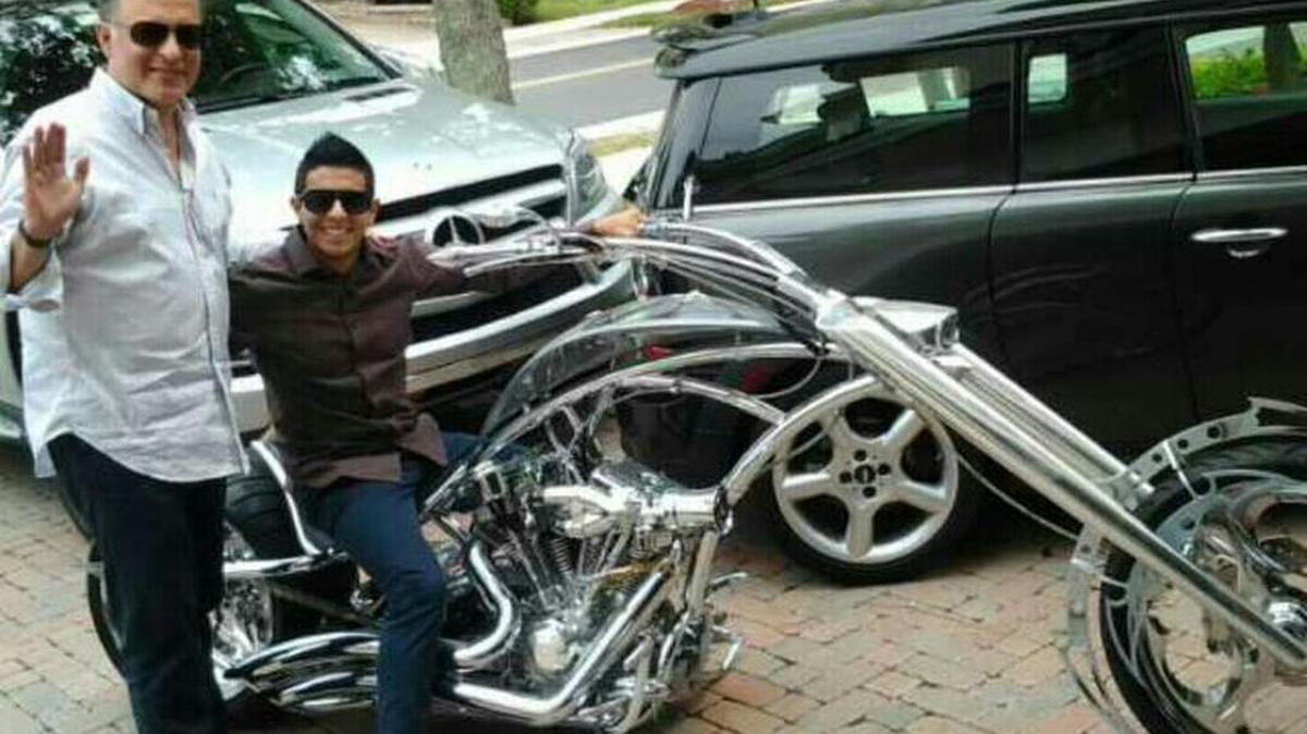 Gerson Leal junto a su hijo Yovanny en una motocicleta diseñada por Orange County Choppers, durante una visita al sur de la Florida para las negociaciones del proyecto de restaurantes.