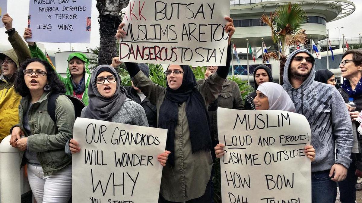 Más de un centenar de personas protestan contra la prohibición de entrada a EEUU de refugiados emitida por el presidente Donald Trump, el domingo en el Aeropuerto Internacional de Miami.