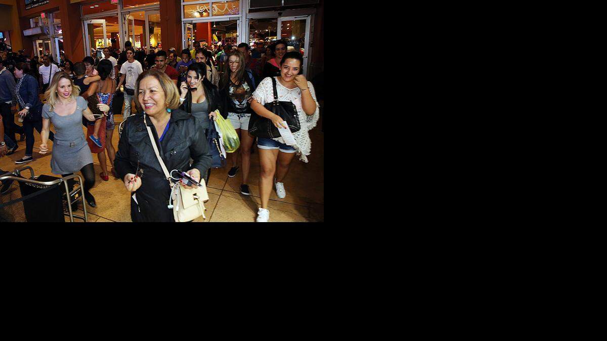 <cutline_leadin>Cientos de</cutline_leadin> compradores entraron al Dolphin Mall a las 6 p.m. del Día de Acción de Gracias.