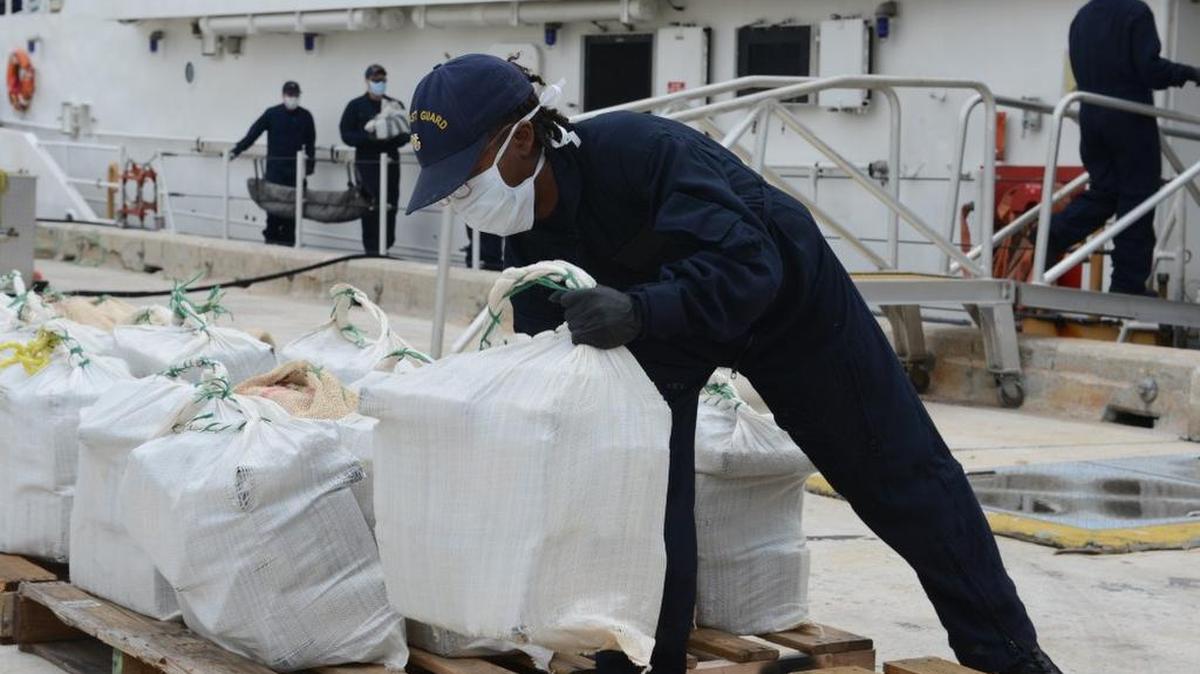 En esta foto de archivo, un miembro del Servicio de Guardacostas descarga fardos de cocaína en la base de Miami Beach el 20 de noviembre del 2015.