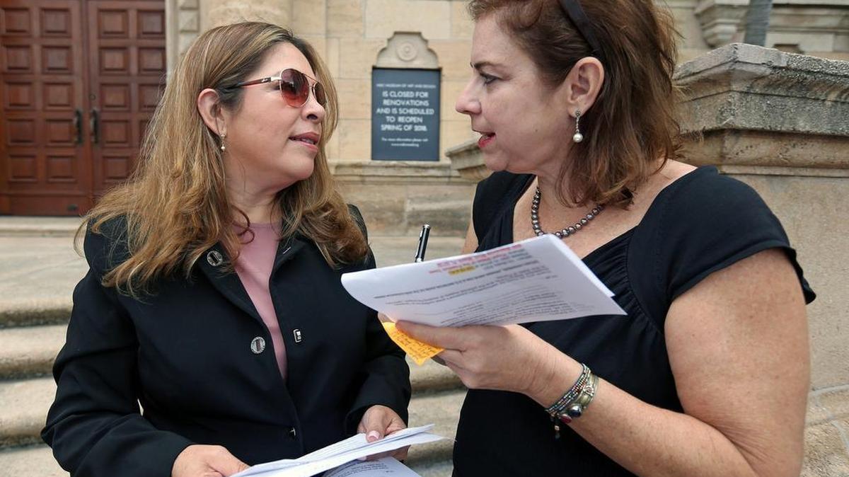 Nora Sandigo (izq.) directora ejecutiva de la Fraternidad Americana, con María Rodríguez de la Coalición de Inmigrantes de Florida, el 27 de octubre de 2017 en Miami antes de una conferencia de prensa sobre el TPS.