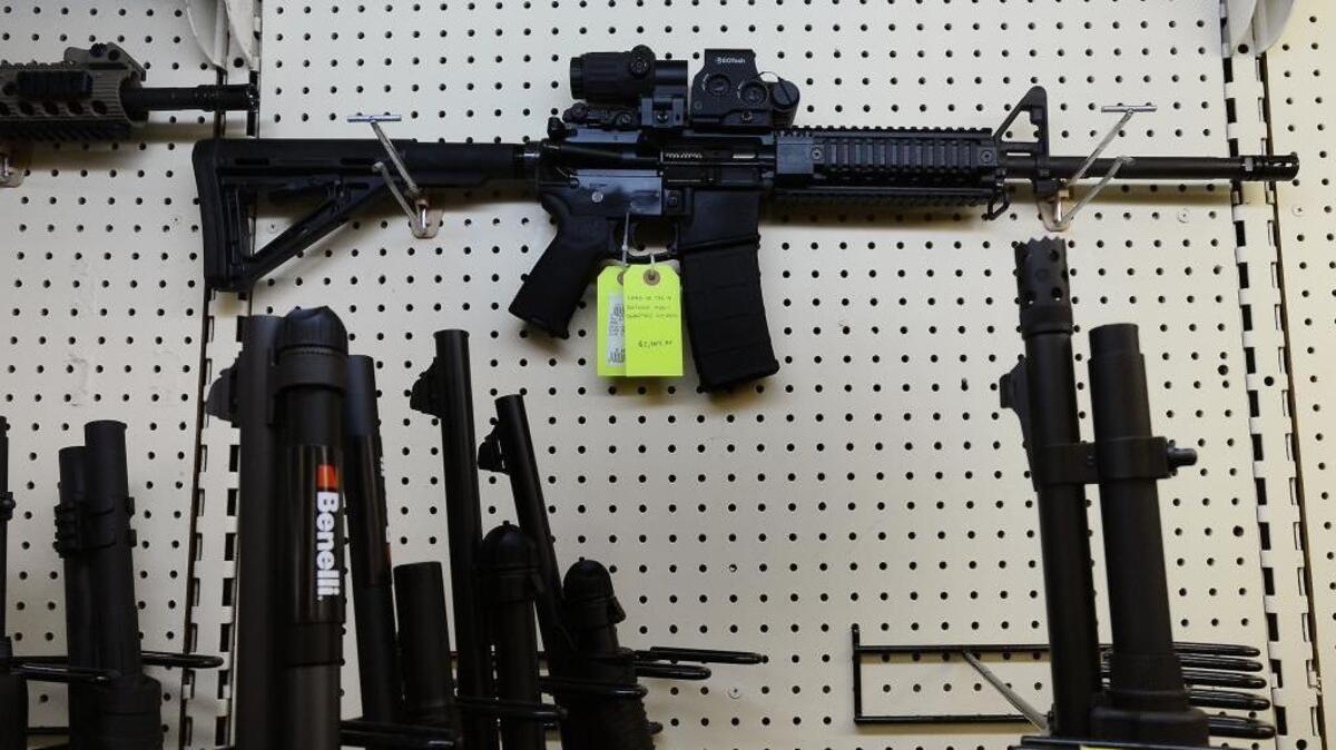Un fusil AR-15 en una tienda de Wendell, Carolina del Norte, en diciembre del 2012.