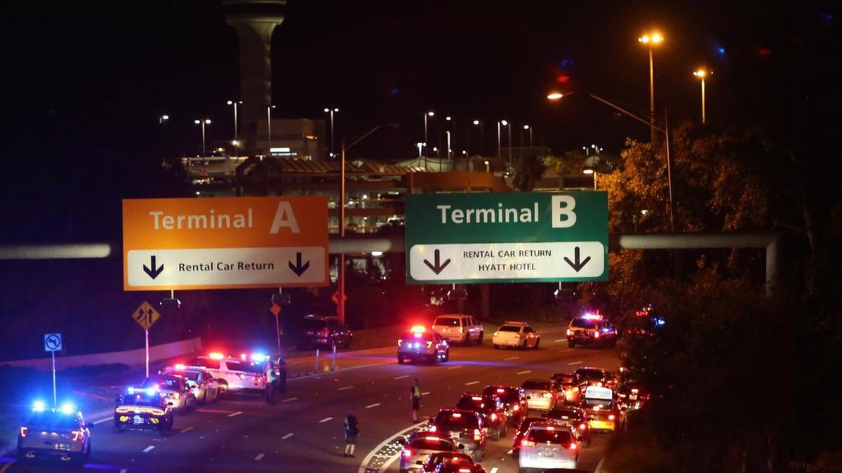 Policía restringue el acceso al aeropuerto internacional de Orlando el 30 de mayo de 2017.