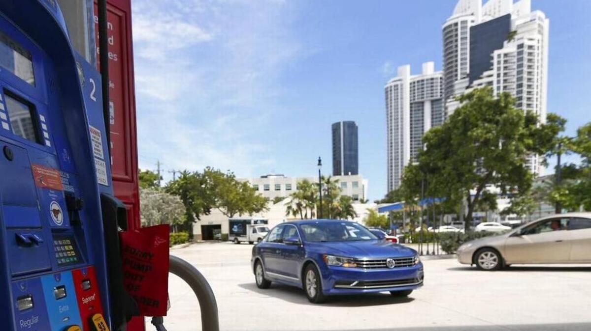 Como esta estación de Marathon en Sunny Isles Beach, muchas bombas de gasolina permanecen sin el combustible ante la emergencia que ha causado que millones de floridianos llenen los tanques de sus vehículos.