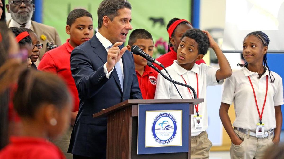 
El superintendente de las escuelas públicas, Alberto Carvalho, habla sobre iAttend con los estudiantes de José de Diego Middle School.


