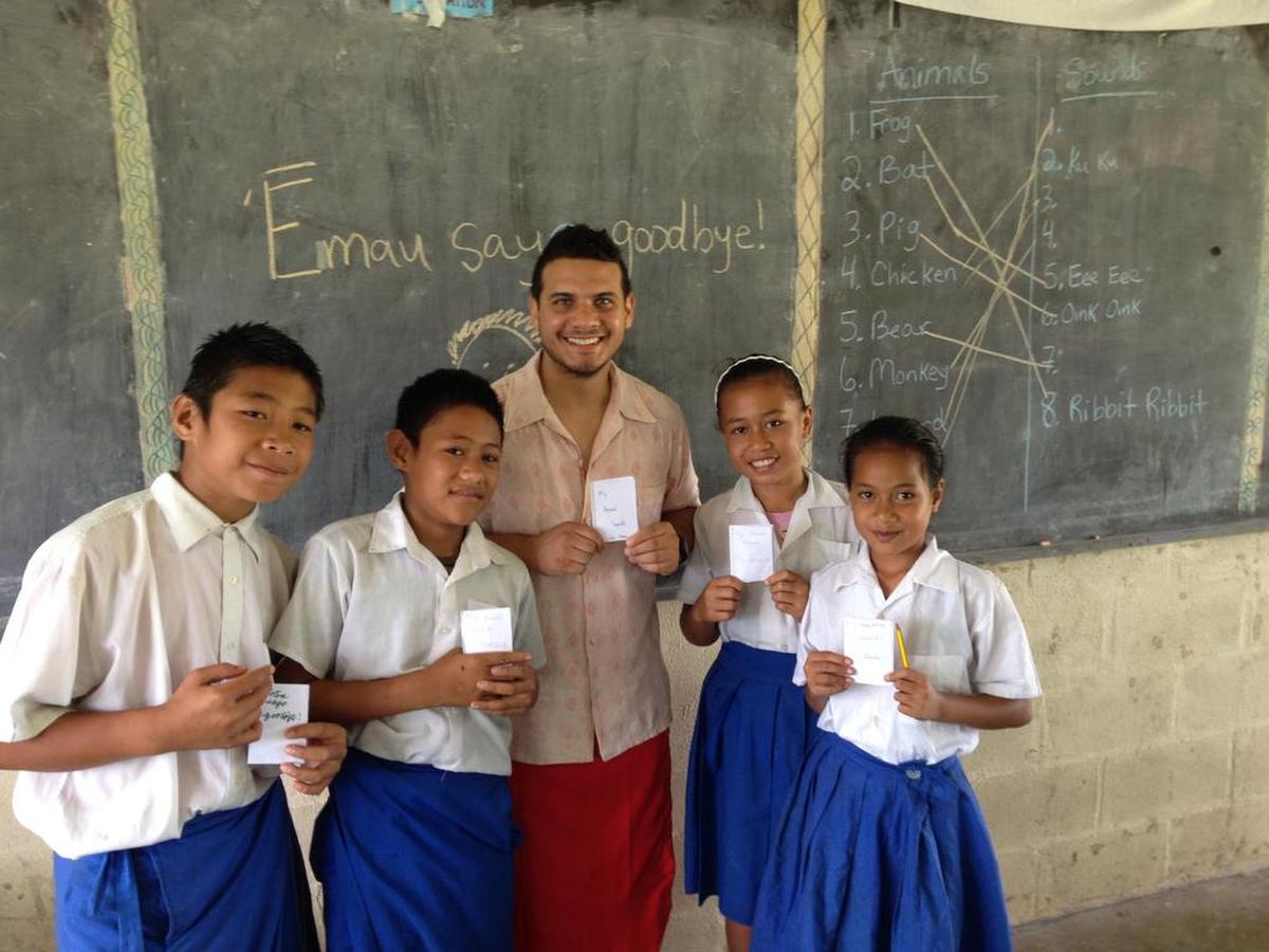 Emmanuel Esguerra, de Tampa, enseña inglés a niños de una escuela primaria en Samoa.