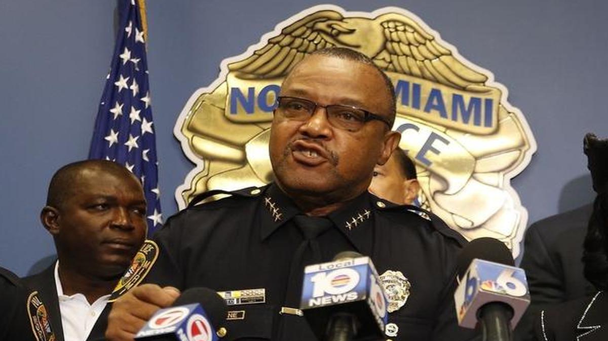 Gary Eugene, jefe de la policía de North Miami, da una conferencia de prensa el 21 de julio de 2016. A su izquierda está la congresista demócrata Frederica Wilson.