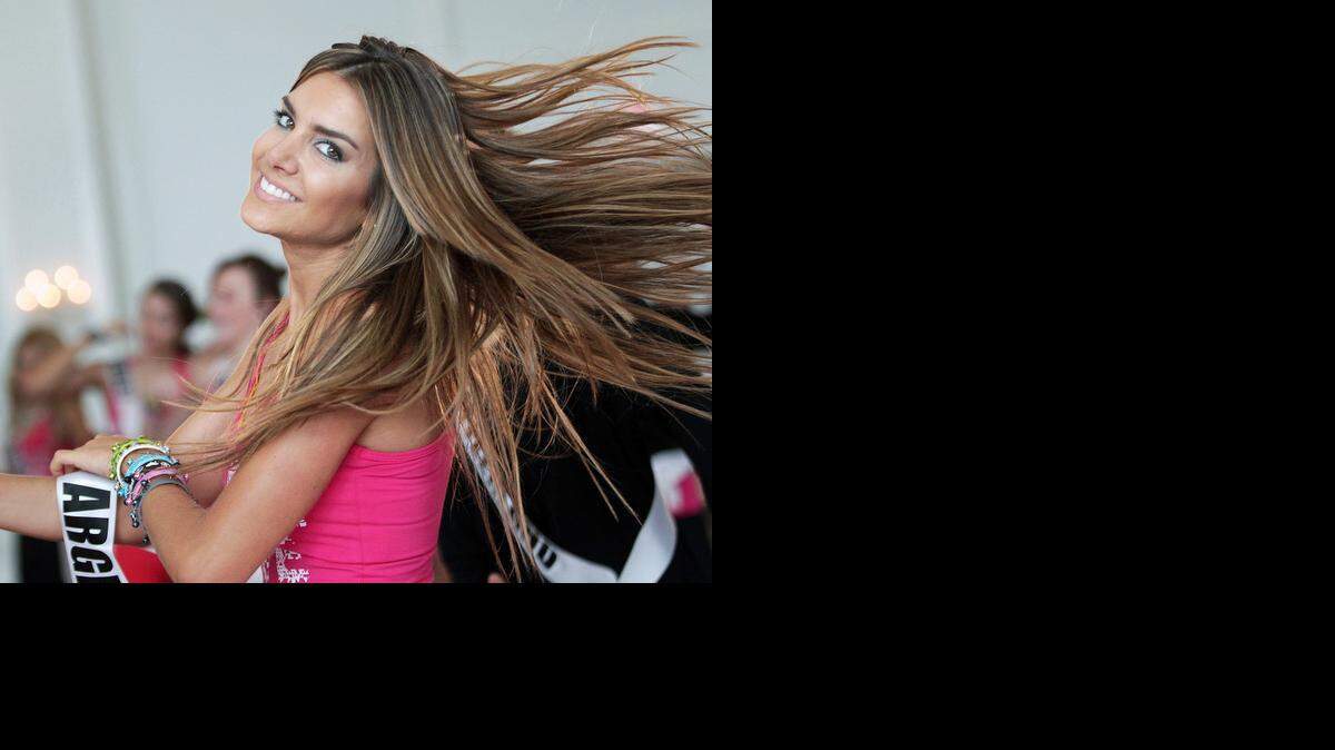 
Valentina Ferrer, Miss Argentina, baila durante una clase de Zumba para las candidatas al Miss Universo 2014 en el hotel Trump National Doral, el martes 13 de enero de 2015. 
