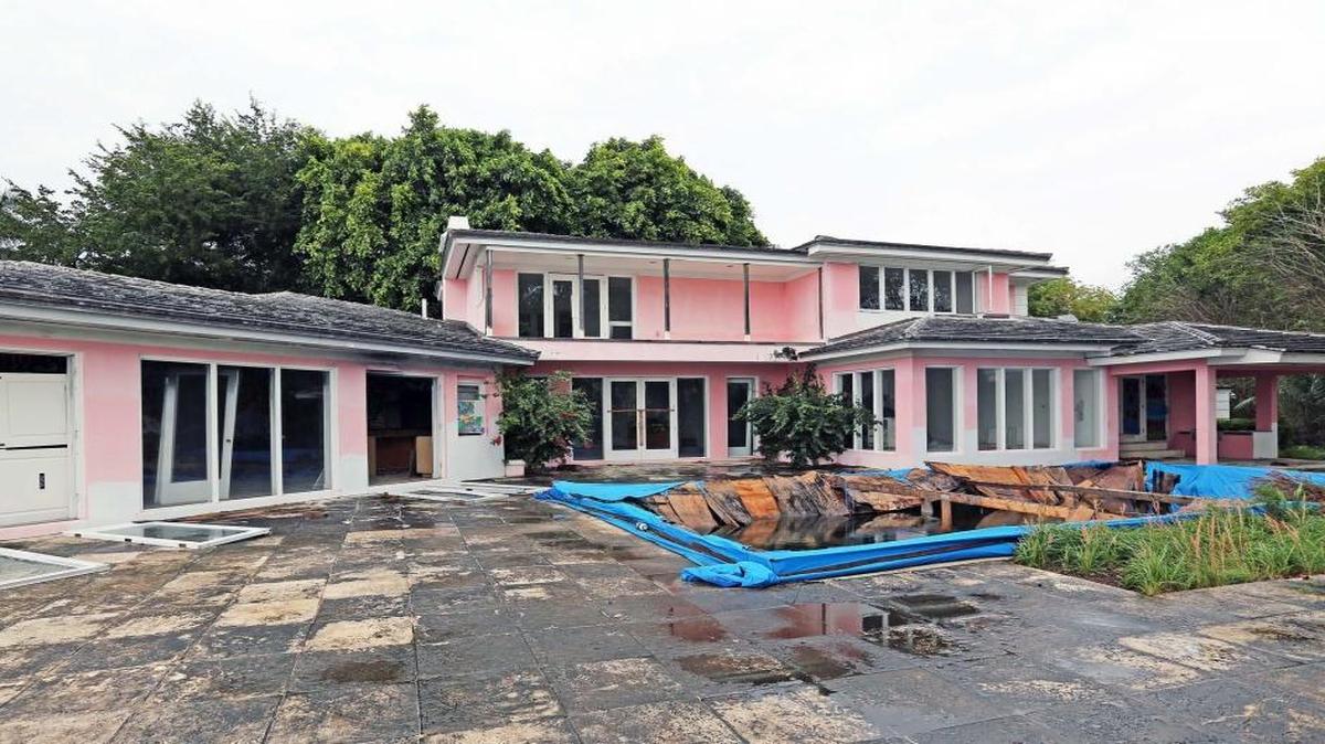 La antigua mansión del narco colombiano Pablo Escobar en Miami Beach vista el martes 12 de enero del 2016. La casa estuvo abandonada por años luego de un incendio que calcinó parte de la propiedad.
